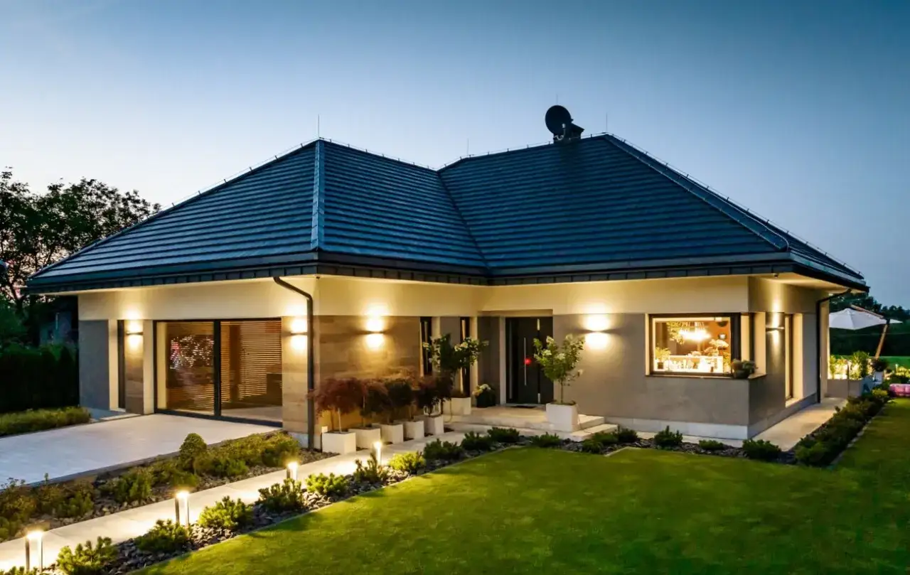 Piękne domy parterowe z oświetlonym ogrodem i podjazdem, idealne na spokojne wieczory.