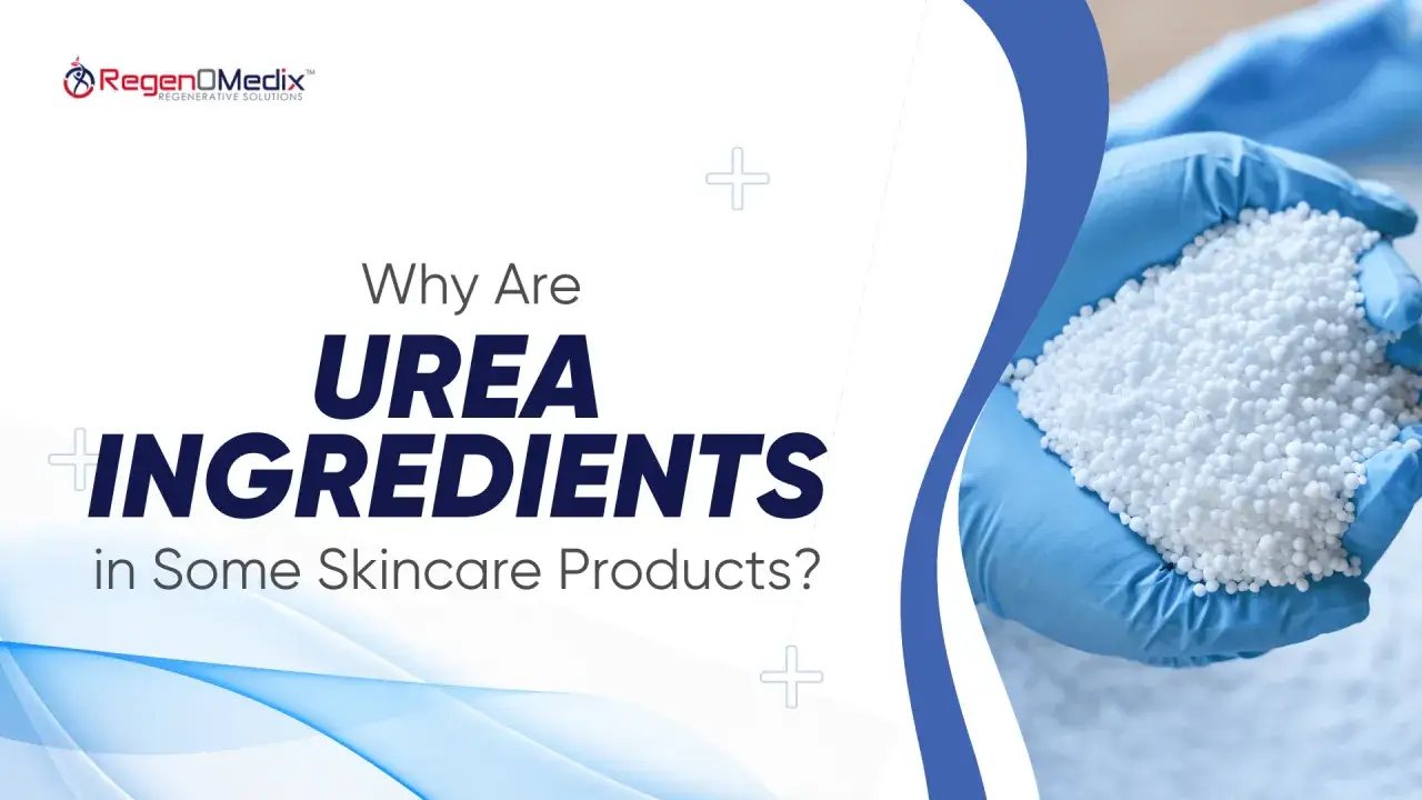 Ręce w niebieskich rękawiczkach trzymają białe granulki. Dowiedz się, co to mocznik i dlaczego jest składnikiem kosmetyk&oacute;w.