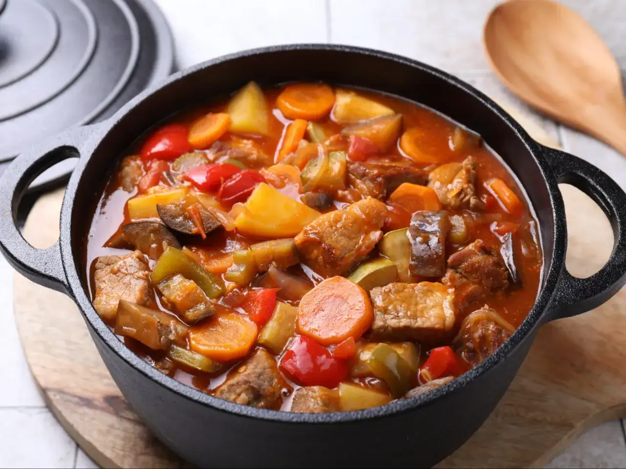 różne kawałki wołowiny i wieprzowiny do gulaszu