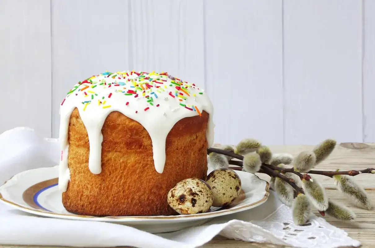 Tradycyjne ukraińskie ciasta, jak to wielkanocne z lukrem i posypką, z jajkami i baziami, to pyszne przepisy na święta.