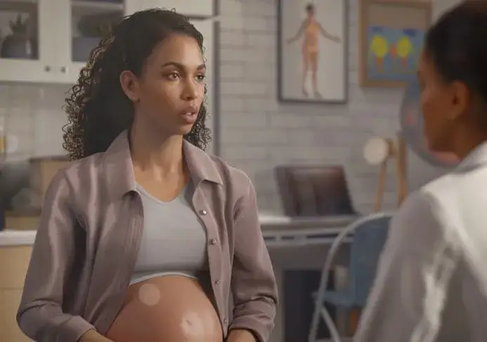 Kobieta w ciąży rozmawiająca z lekarzem o dolegliwościach