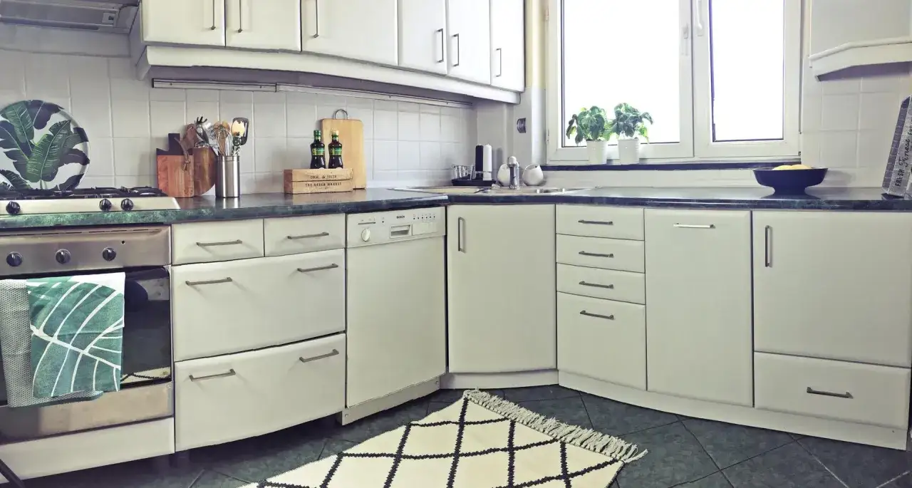 Jasna kuchnia z białymi meblami, idealna do metamorfozy. Zastanawiasz się, jak odnowić meble kuchenne? Ten przykład inspiruje do zmian.