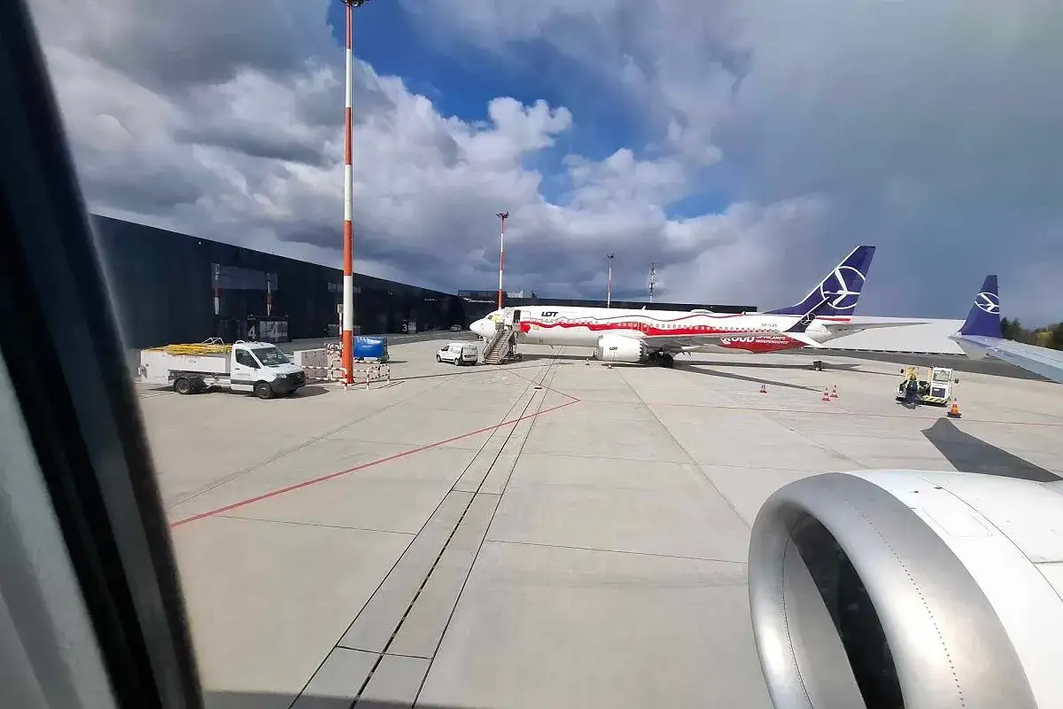 Samolot LOT na płycie lotniska w Radomiu. Kiedy otwarcie? Czekamy na loty!