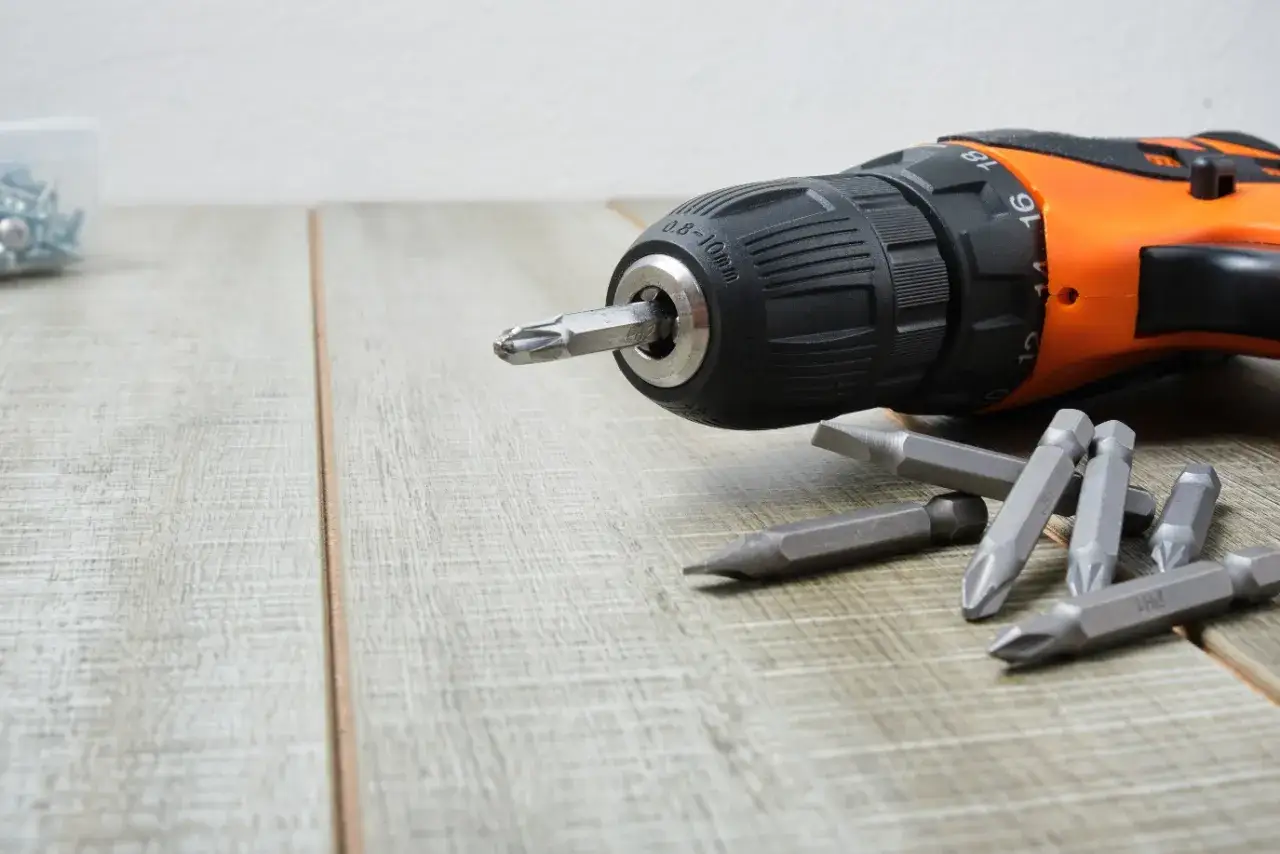 Wiertarko-wkrętarka z nasadkami, gotowa do pracy. Ustawienie odpowiedniego momentu obrotowego zapewni precyzję.