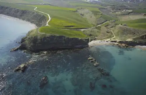Riserva Naturale di Punta Aderci con spiaggia selvaggia e promontorio