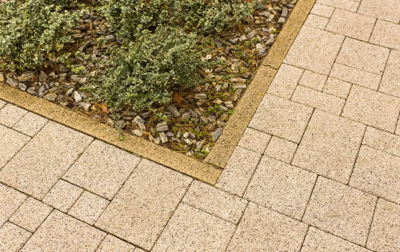 Zdjęcie Profesjonalny poradnik: Jak perfekcyjnie ułożyć kostkę brukową na tarasie bez błędów