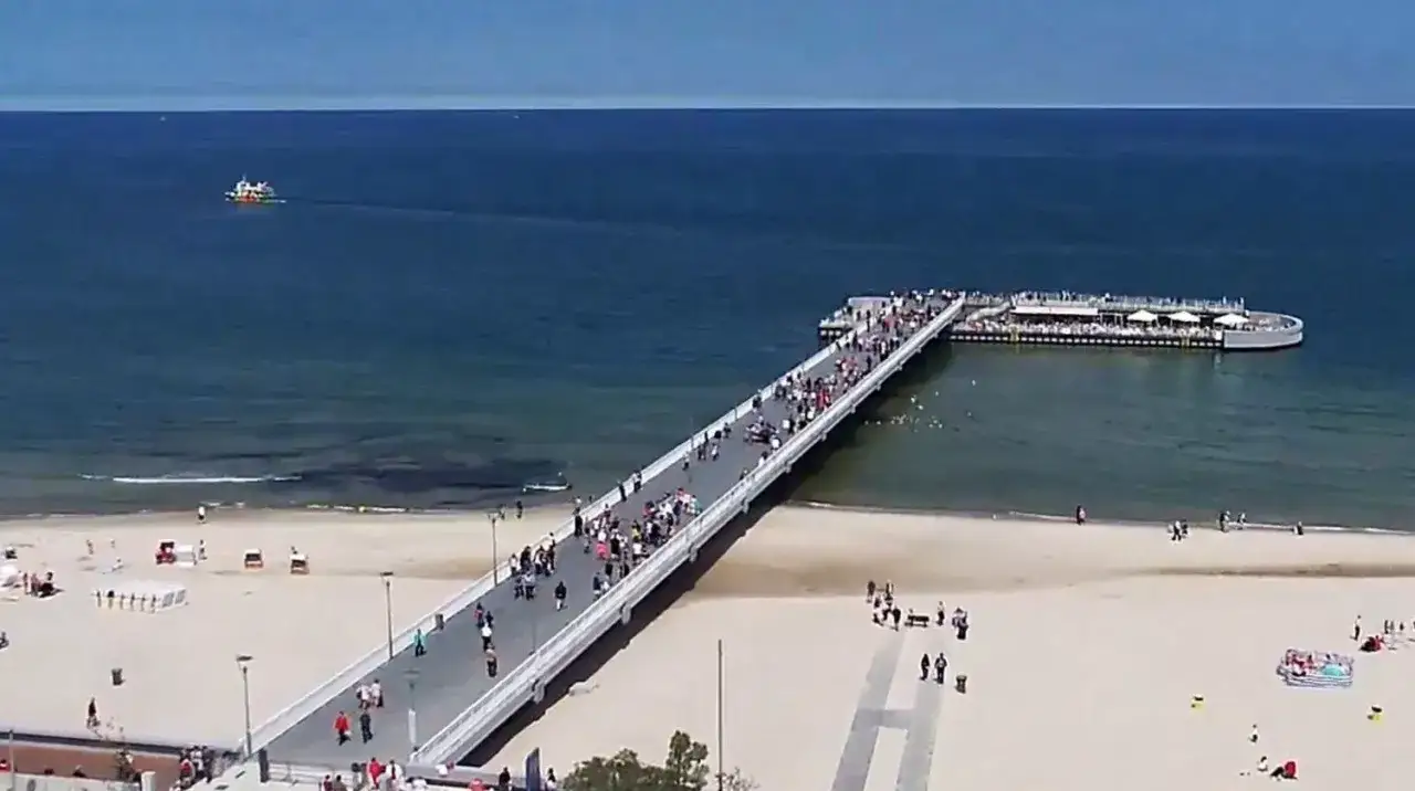 Plaża w Kołobrzegu z molo