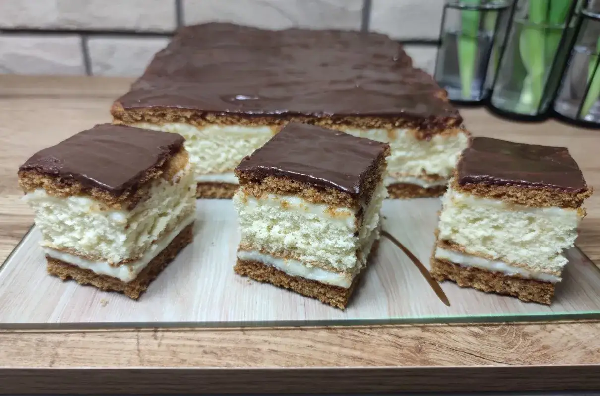 Pyszne królewiec ciasto z kremem i czekoladą, pokrojone na kawałki.