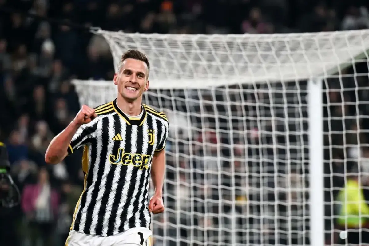 Piłkarz Juventusu, Arkadiusz Milik, cieszy się po strzelonym golu. Jego zarobki w klubie budzą zainteresowanie.