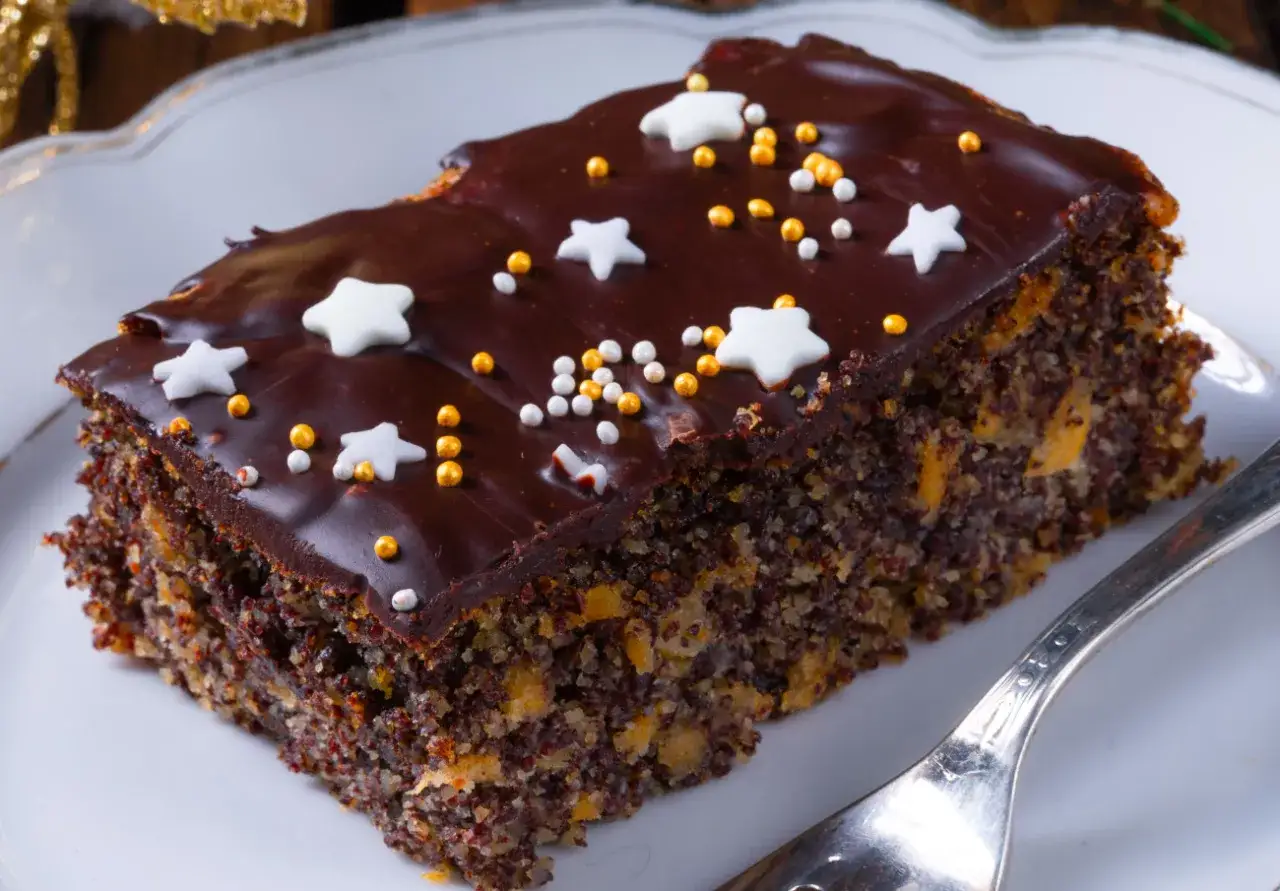 Wilgotny makowiec z gotowej masy makowej, polany czekoladą i ozdobiony gwiazdkami.