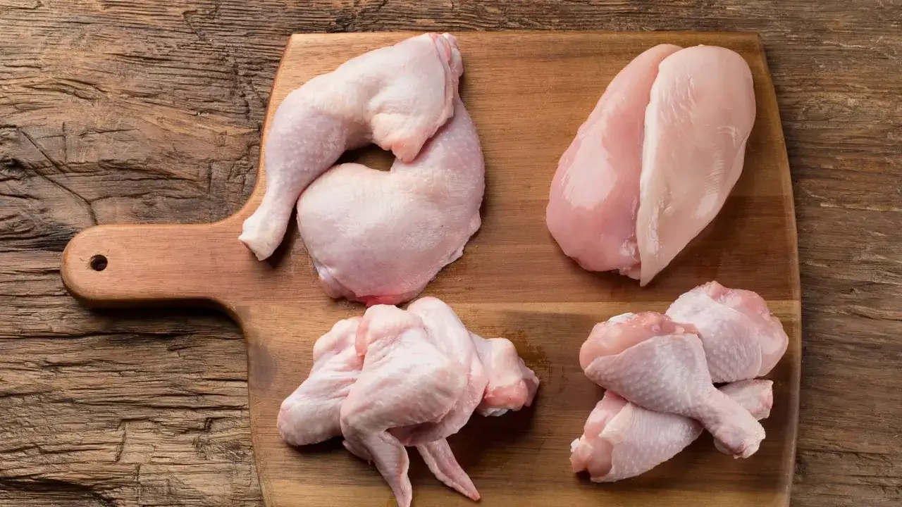 r&oacute;żne rodzaje udek z kurczaka surowe