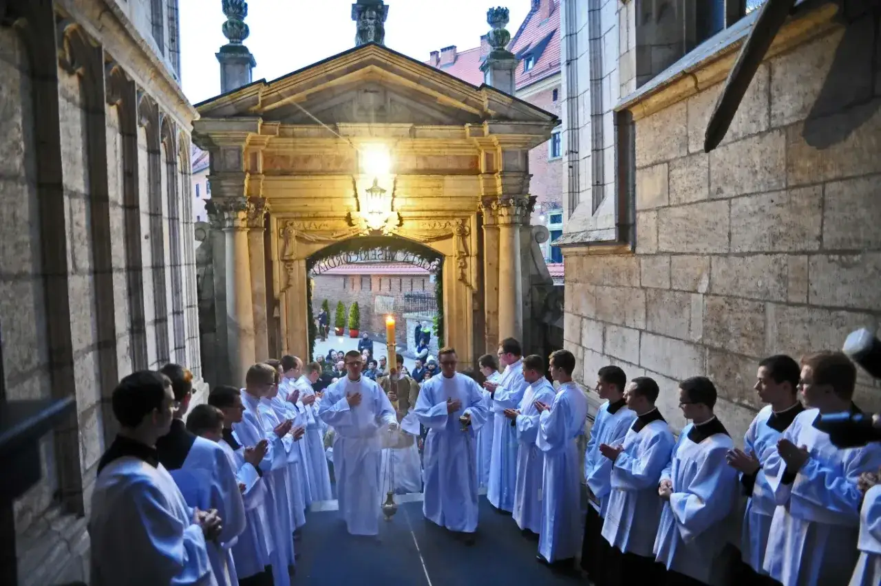 Uroczysta procesja w białych szatach wychodzi z bramy. Zastanawiasz się, ile trwaja rezurekcje?