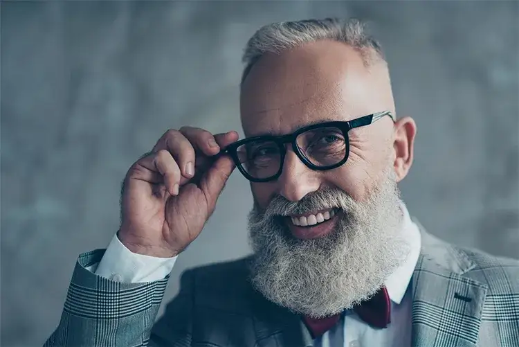 mężczyzna z zadbaną siwą brodą, stylowy, pewny siebie, 