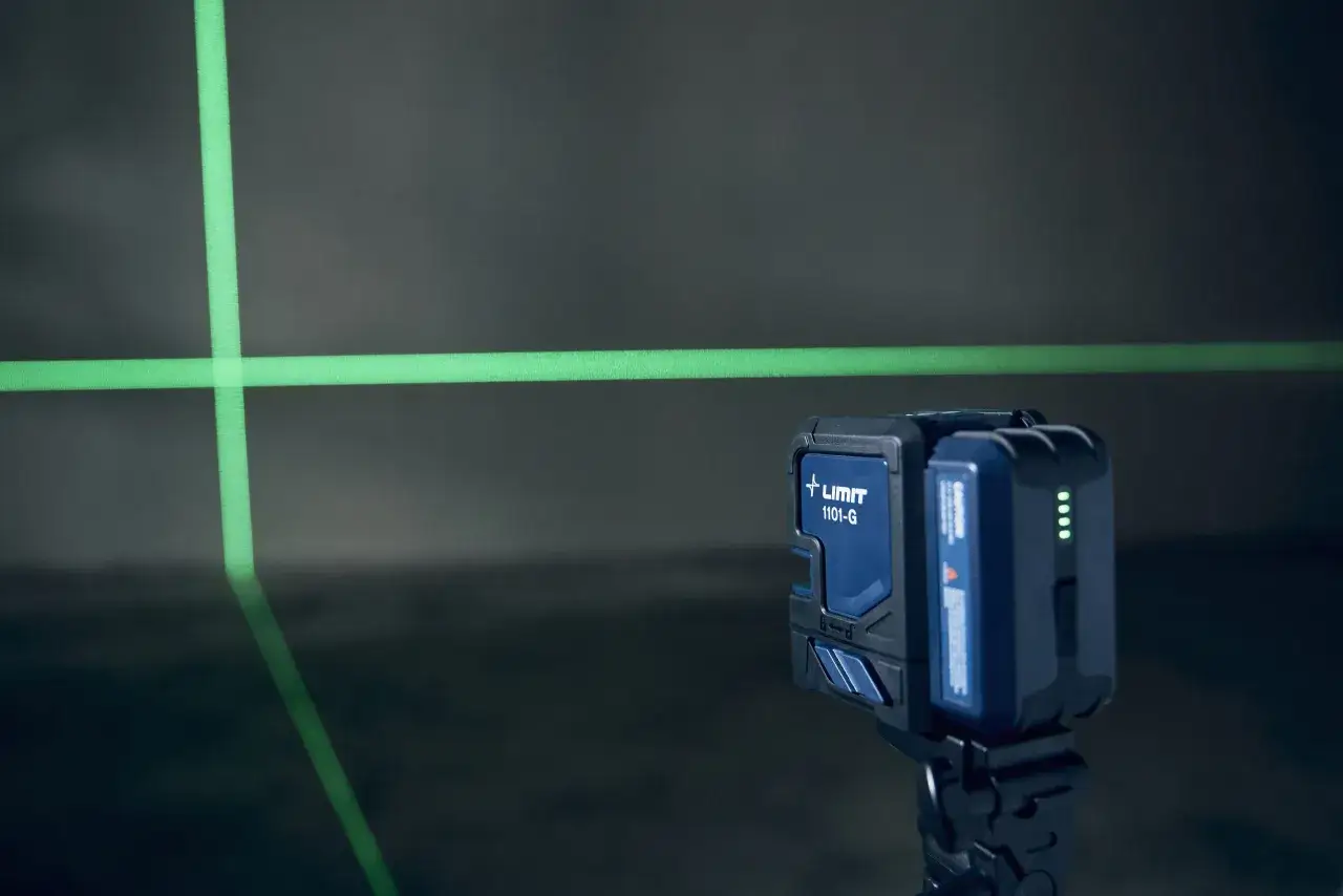 Dobry tani laser krzyżowy Limit 1101-G z zieloną linią na ścianie.