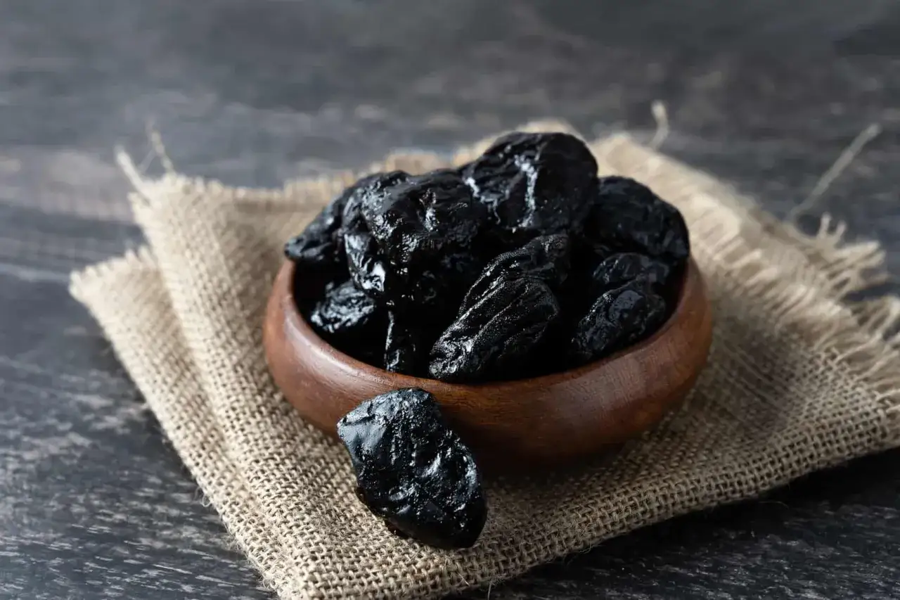 Niemowlę jedzące przecier ze śliwek