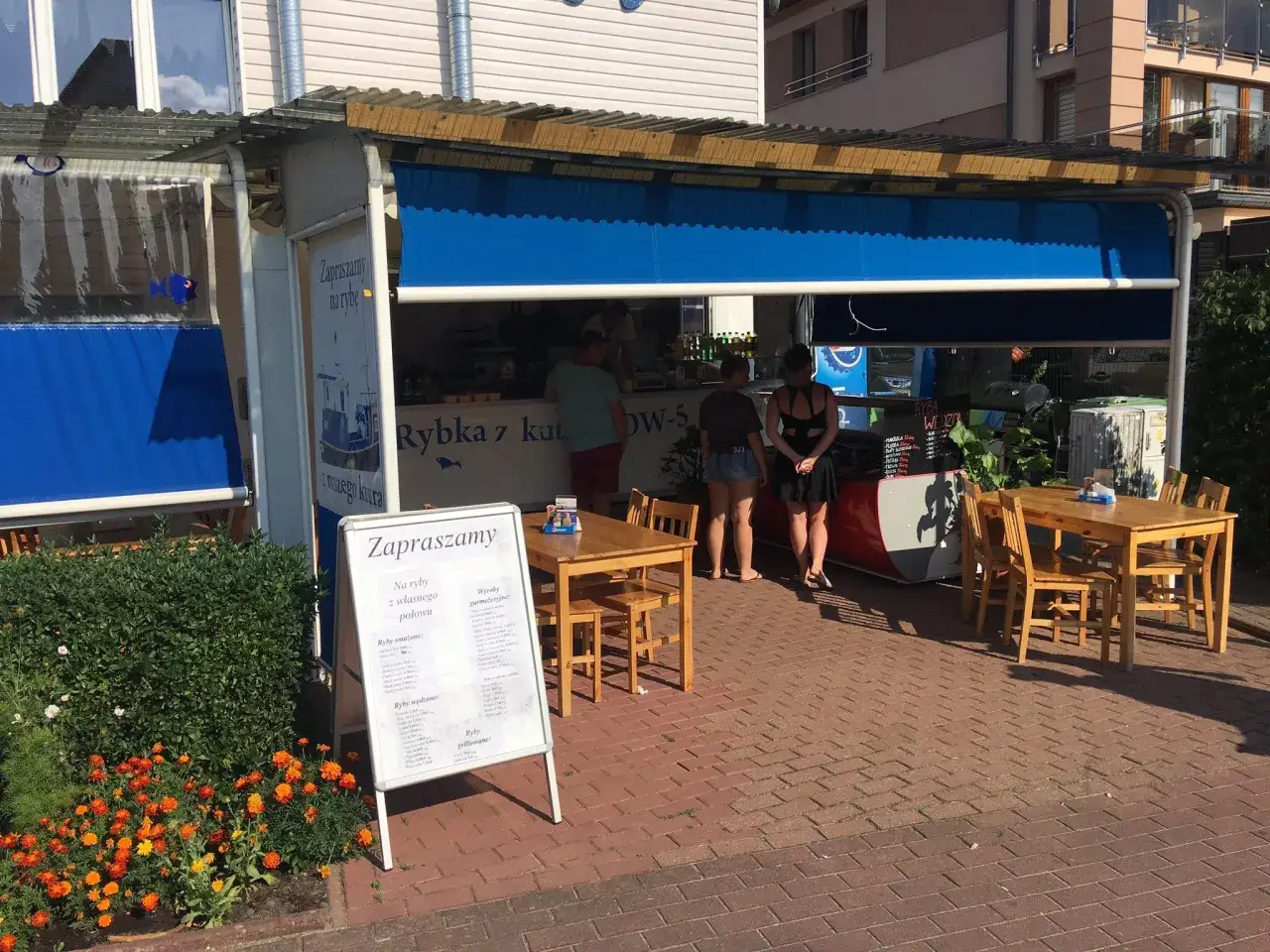 Rowy jedzenie ryby plaża