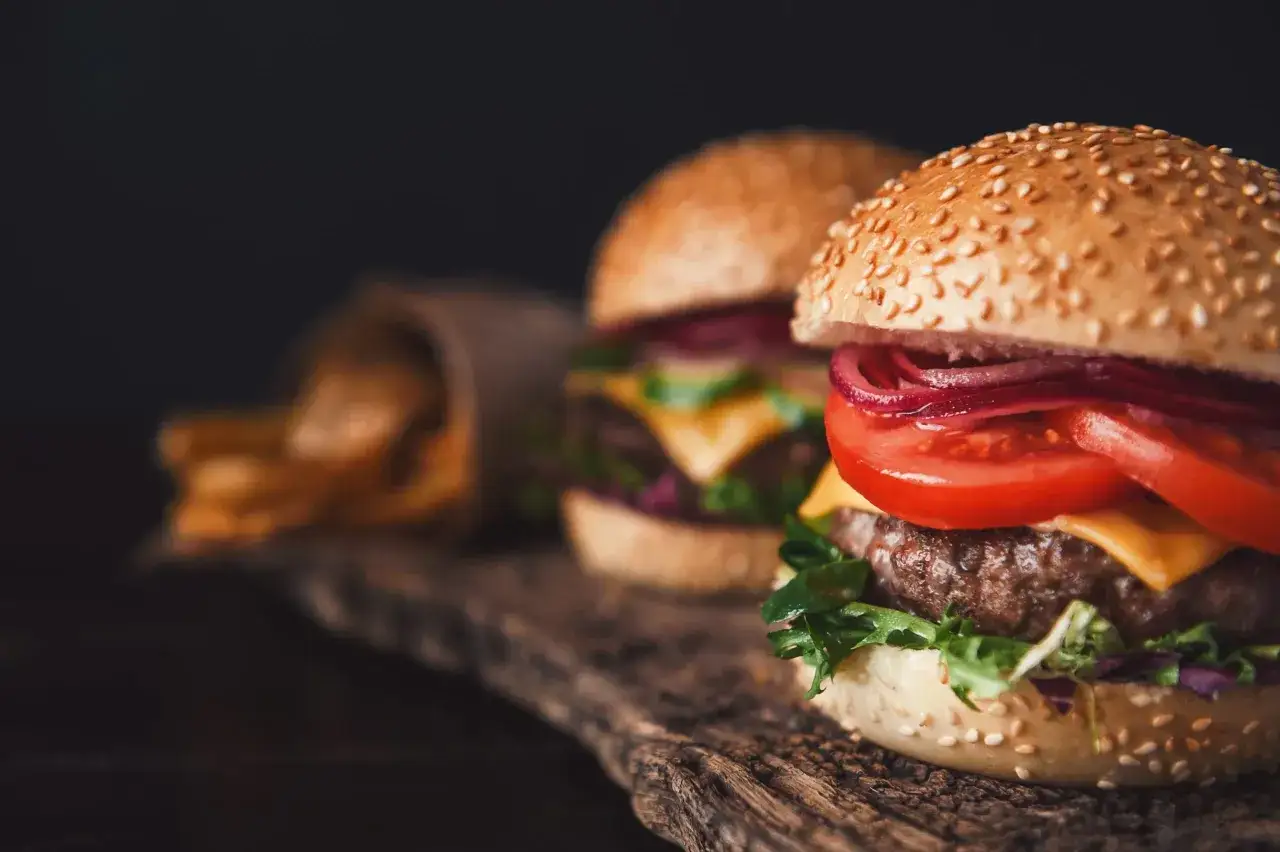 Pyszne domowe hamburgery z serem, pomidorem i sałatą. Idealne, by pokazać, jak zrobić domowego hamburgera.