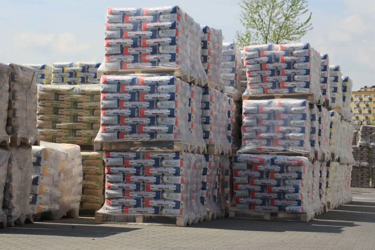 Paczki styropianu na palecie w magazynie budowlanym