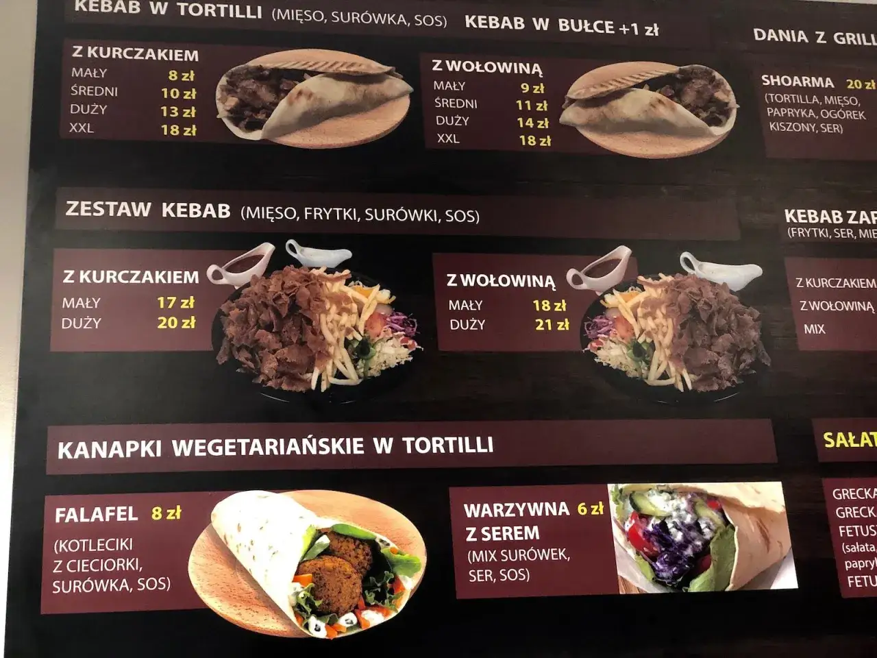 Zestaw kebab z kurczakiem, duży kosztuje 20 zł. Obok widać też inne opcje, jak kebab w tortilli czy falafel.