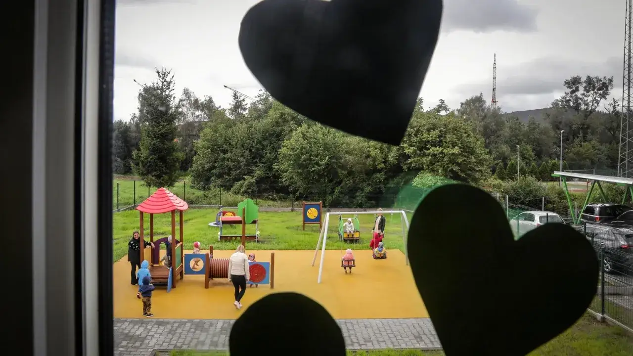 Dzieci bawią się na placu zabaw. Czy żłobek podlega pod kuratorium? To pytanie nurtuje wielu rodziców.