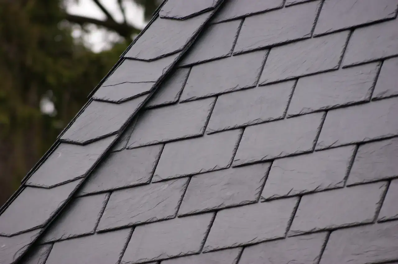 Szary łupek na dachu, idealny do budowy domu. Zastanawiasz się, ile kosztuje łupek na dach? To trwałe i estetyczne rozwiązanie.