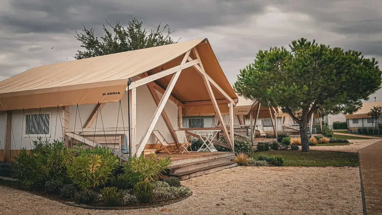 Glampingowe namioty Adria w Chorwacji. Zastanawiasz się, ile kosztuje kemping w Chorwacji? To może być świetna opcja!