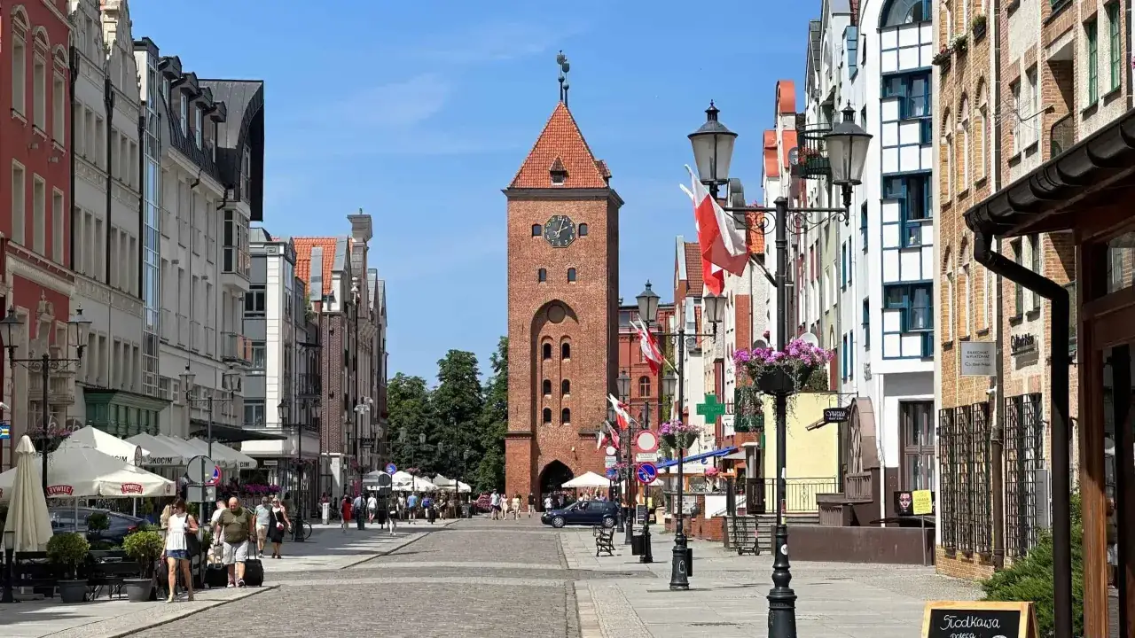 Spacer po Starym Mieście w Elblągu. Warto zobaczyć charakterystyczną wieżę i kolorowe kamienice.