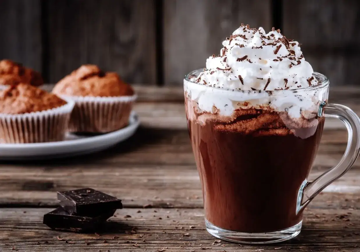 Kakao z bitą śmietaną i dodatkami