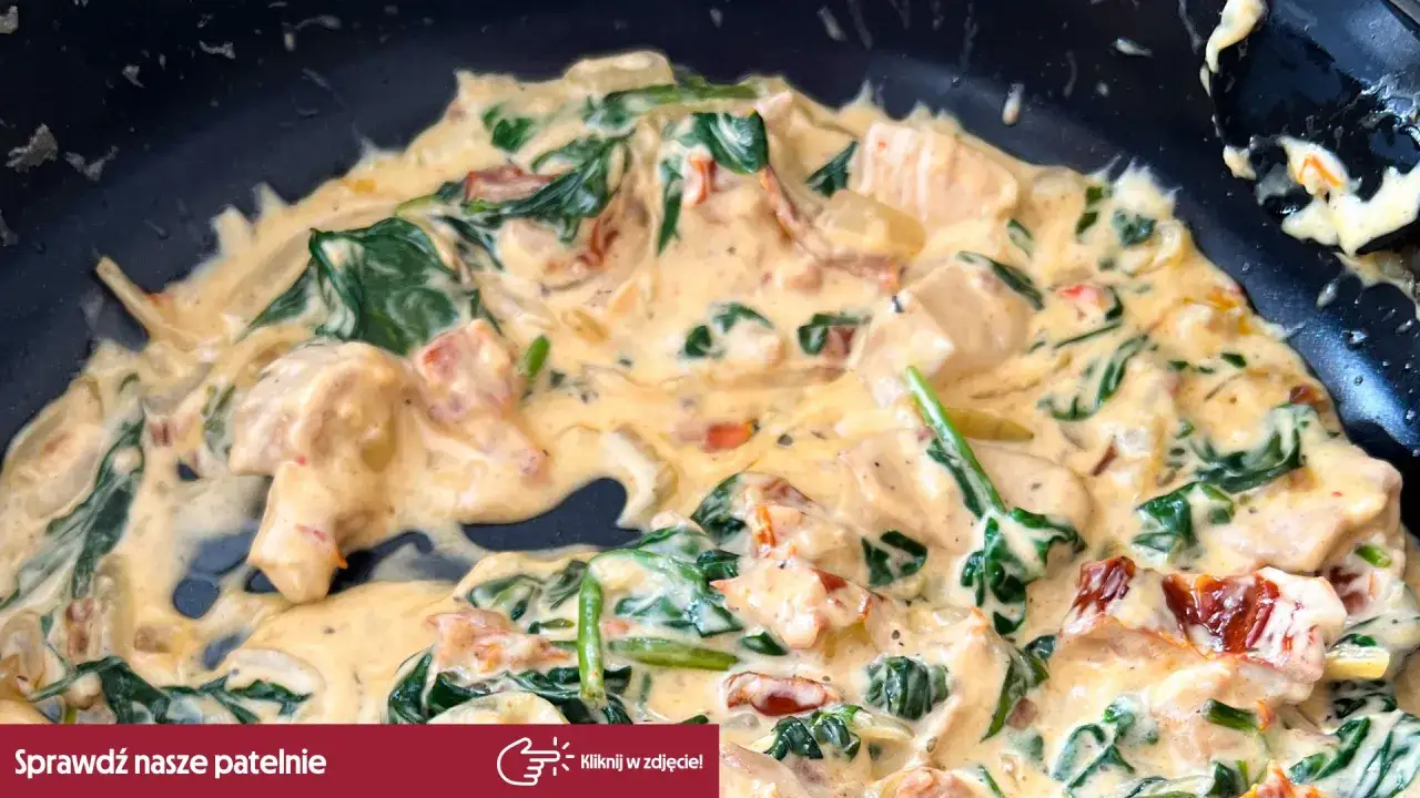 Kremowy makaron z kurczakiem, szpinakiem i suszonymi pomidorami w sosie na bazie mascarpone. Pyszne danie prosto z patelni.