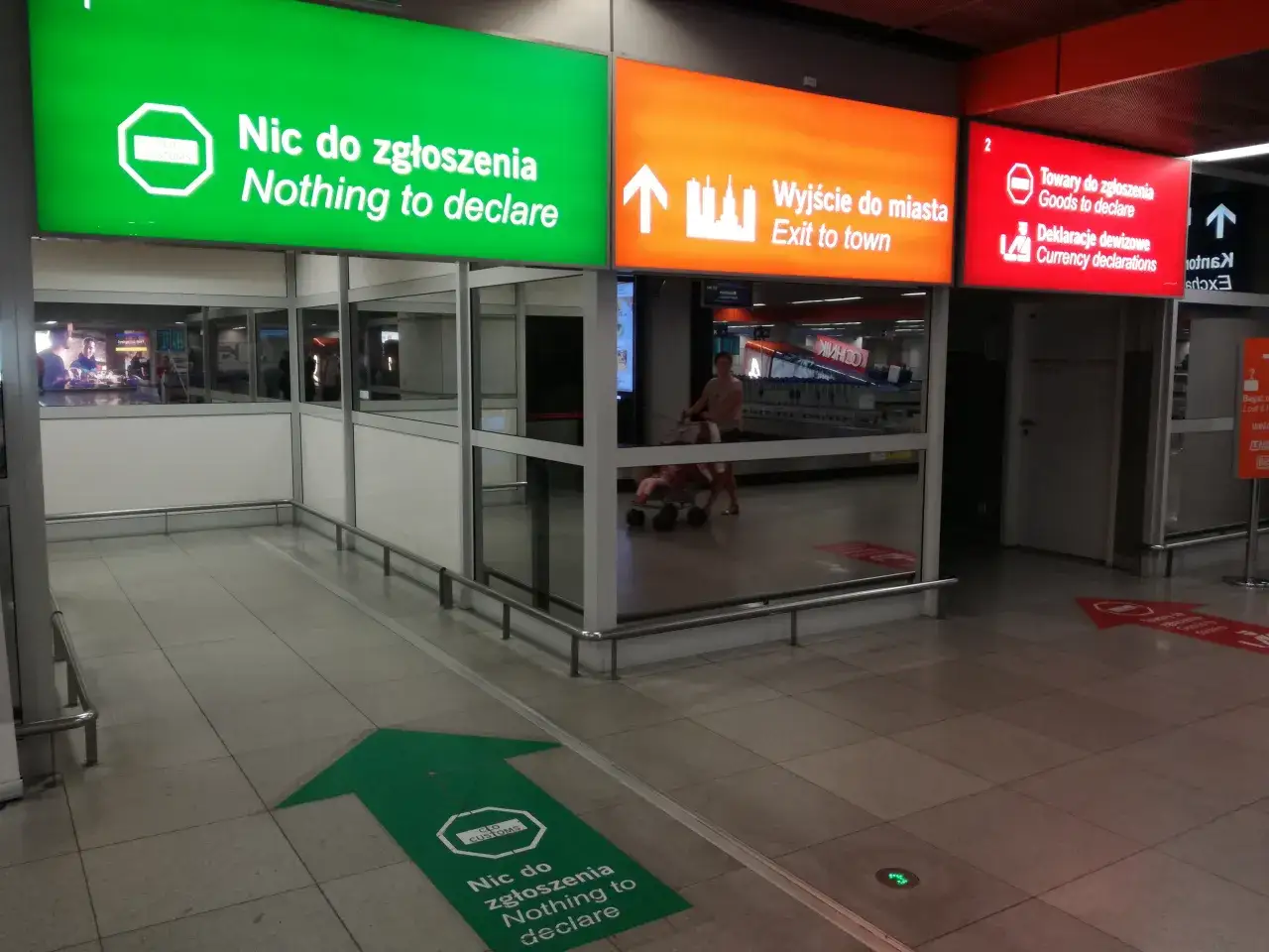Kontrola celna bagażu na lotnisku