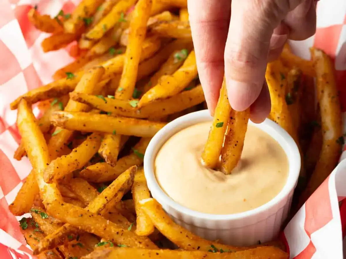 Chrupiące frytki zanurzane w kremowych sosach do frytek. Idealna przekąska!