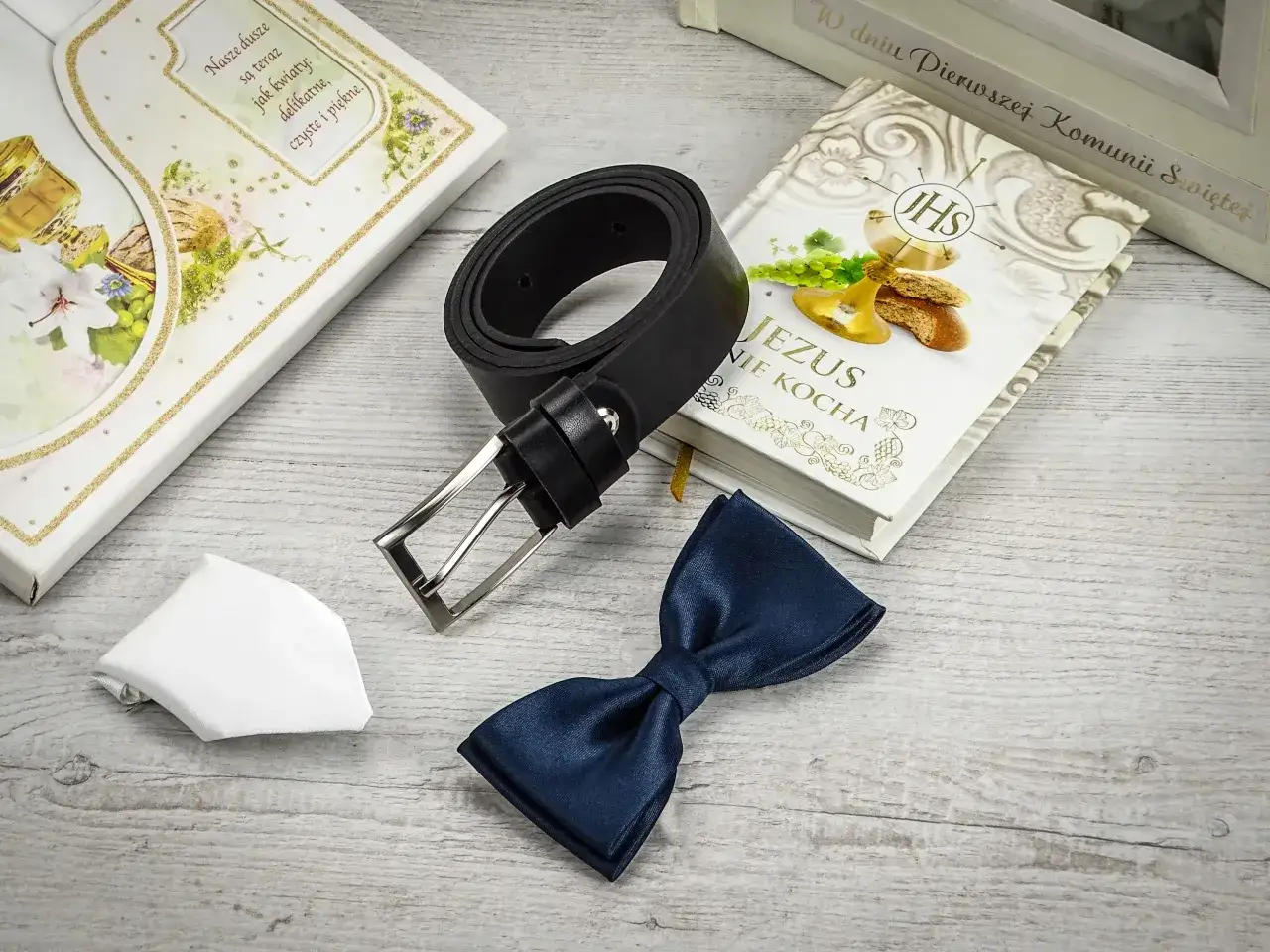eleganckie dodatki męskie na komunię krawat poszetka buty pasek