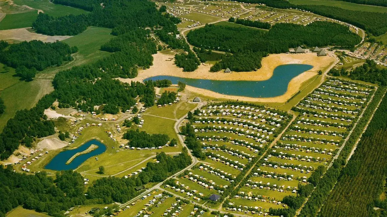 Wilsumer Berge Resort Badesee mit Rutsche Luftaufnahme