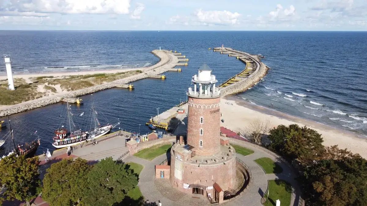 Kołobrzeg latarnia morska plaża
