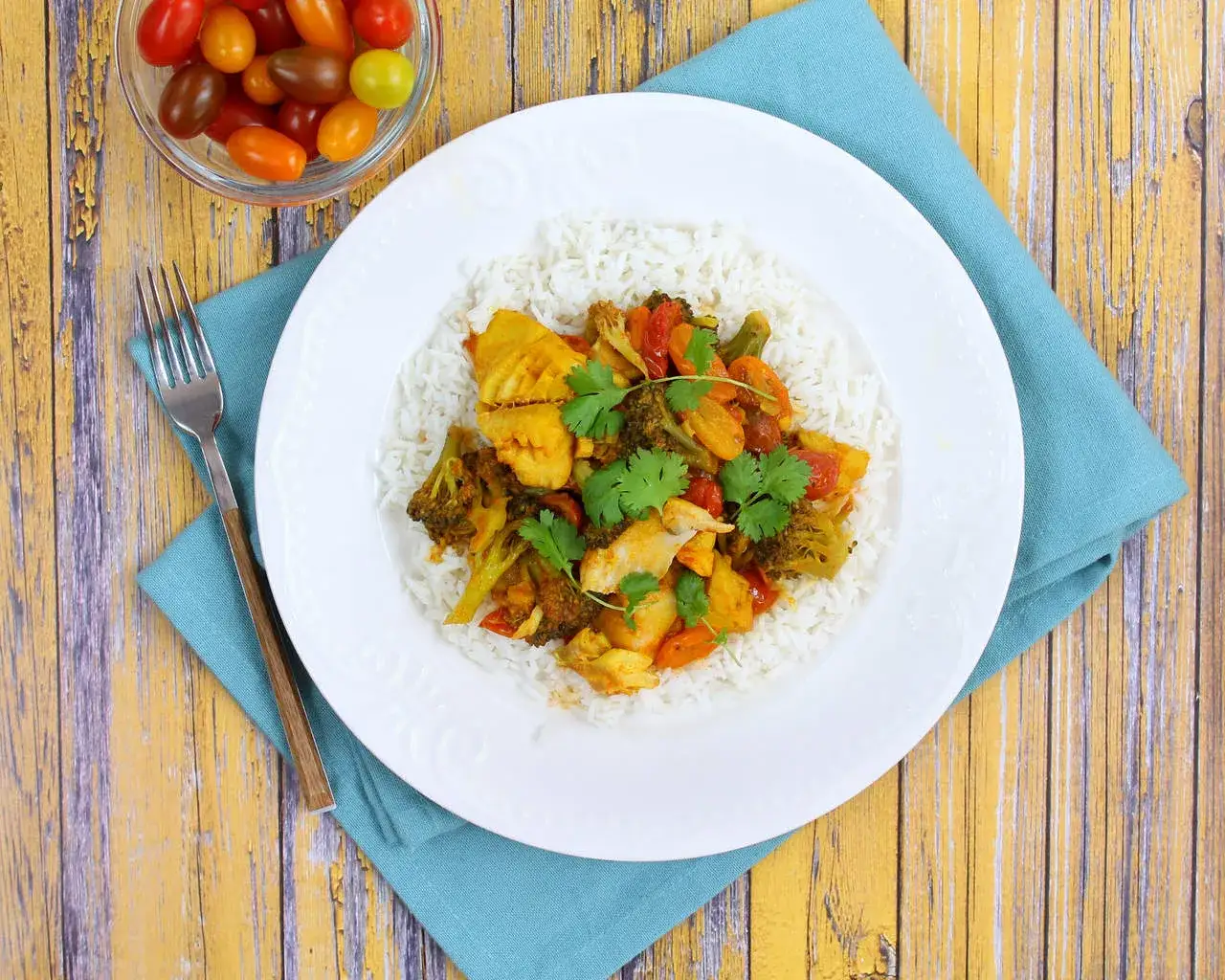 gotowe danie curry z ryżem i kolendrą