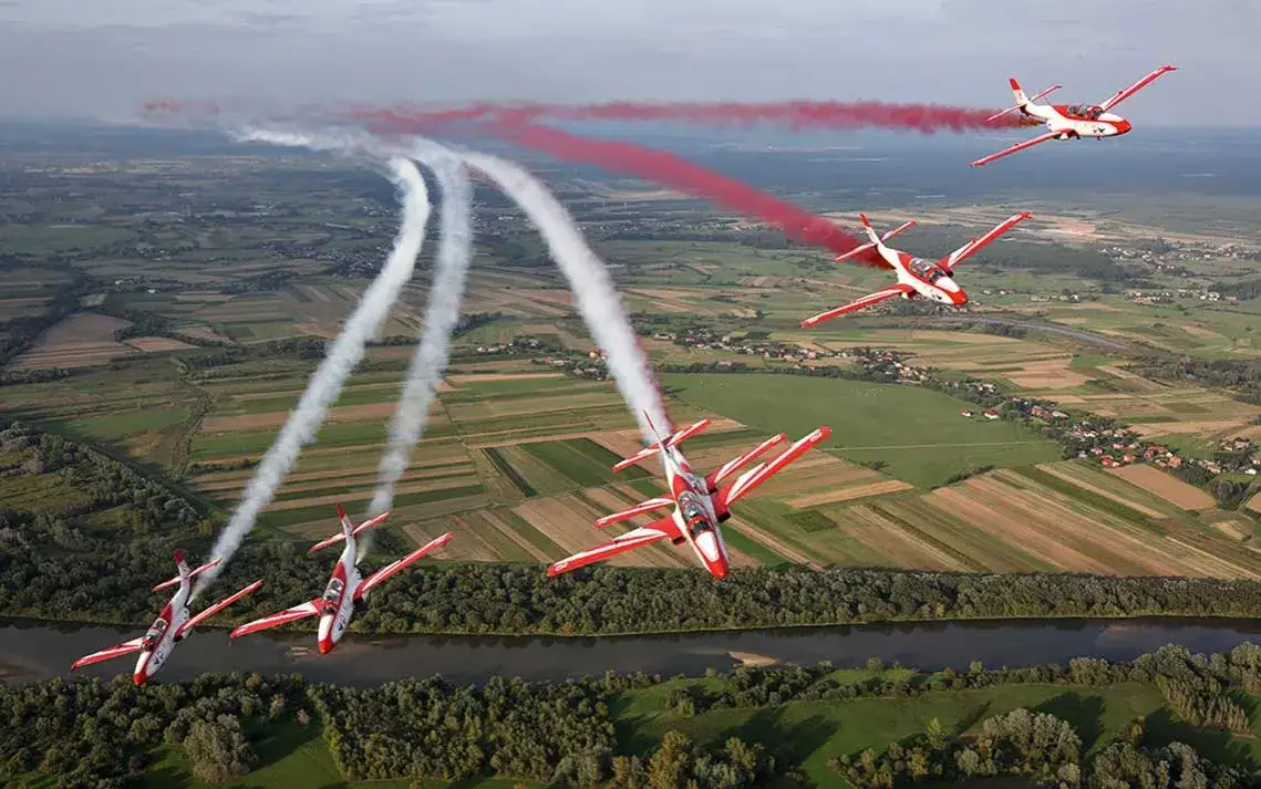 Pokazy akrobacyjne samolot&oacute;w wojskowych Air Show Radom