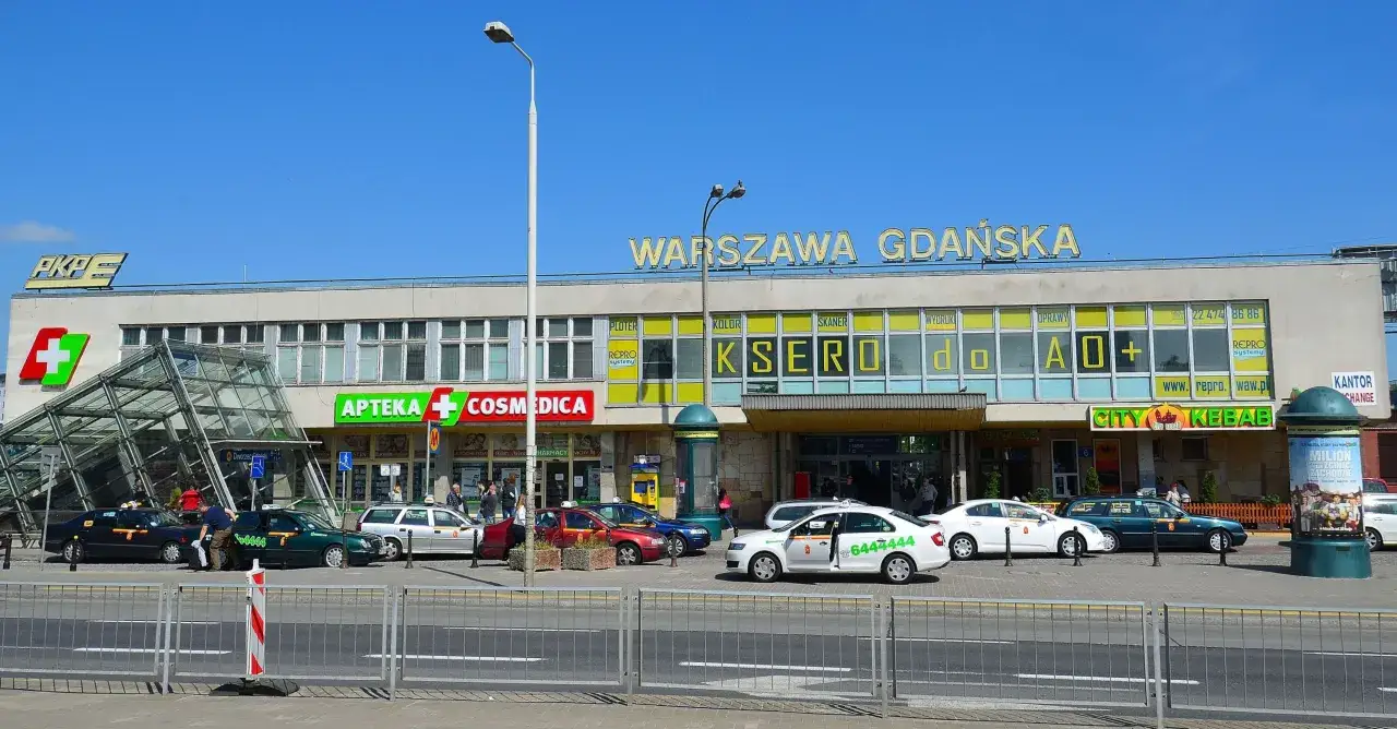 Warszawa Gdańska - dworzec kolejowy, przed którym stoją taksówki.