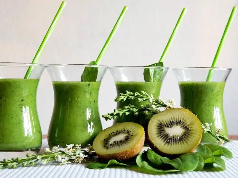 różne warianty koktajlu ze szpinaku i kiwi