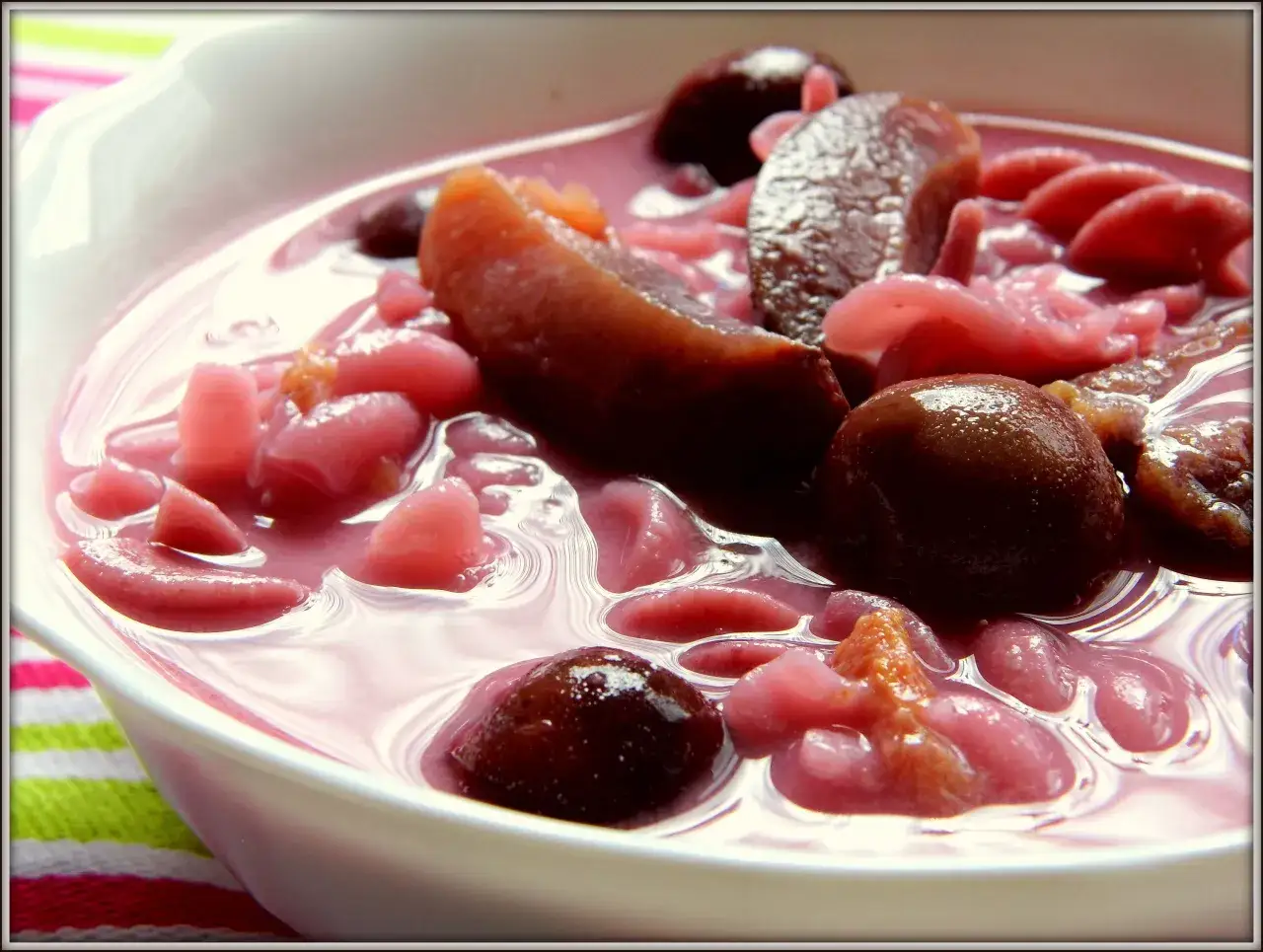 Zdrowe składniki do zupy owocowej: pełnoziarnisty makaron, świeże owoce, skyr, ksylitol