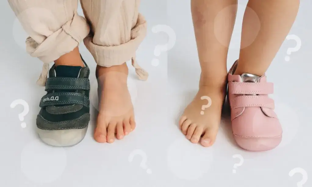 dziecko w za dużych butach, rodzic mierzący buty dziecku