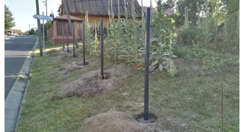 słupek ogrodzeniowy zabetonowany