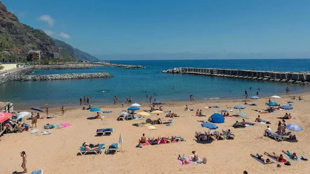 Plaża Calheta Madera piaszczysta
