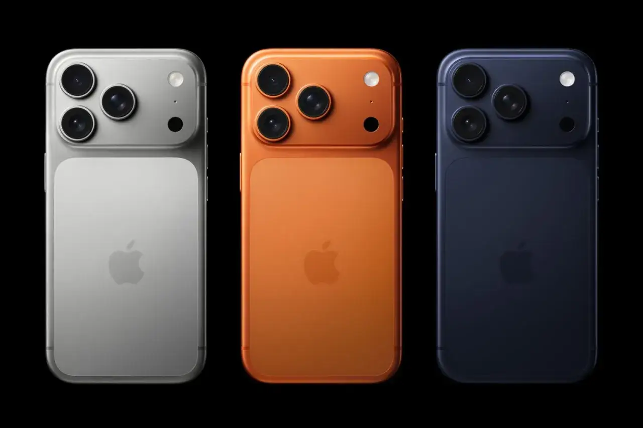 Trzy iPhone'y w kolorach srebrnym, pomarańczowym i granatowym. Zastanawiasz się, jaki jest najnowszy iPhone?