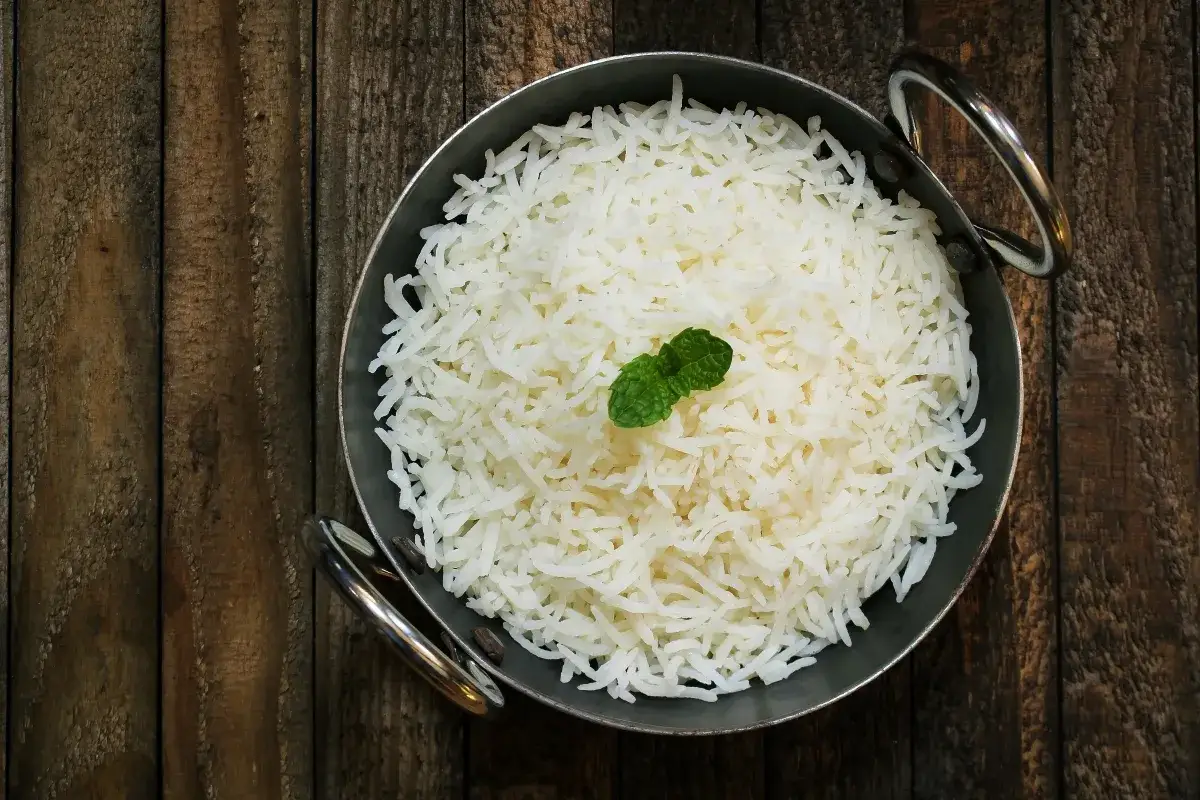 Idealny ryż basmati, puszysty i aromatyczny. Prosty przepis, jak ugotować ryż basmati, by był perfekcyjny.