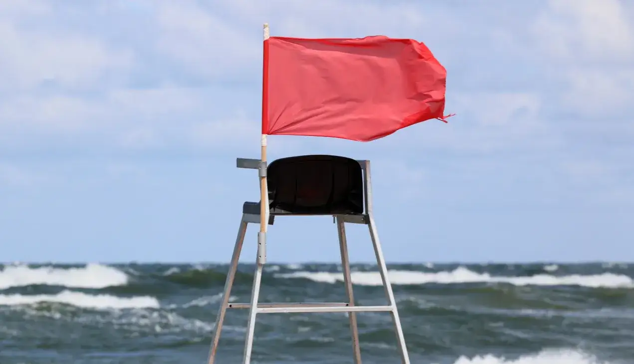 Flaga na kąpielisku ostrzegająca przed meduzami