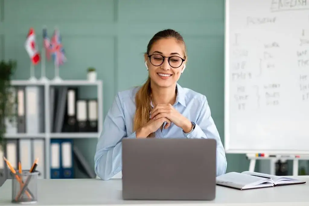 student uczący się języka online z nauczycielem na laptopie