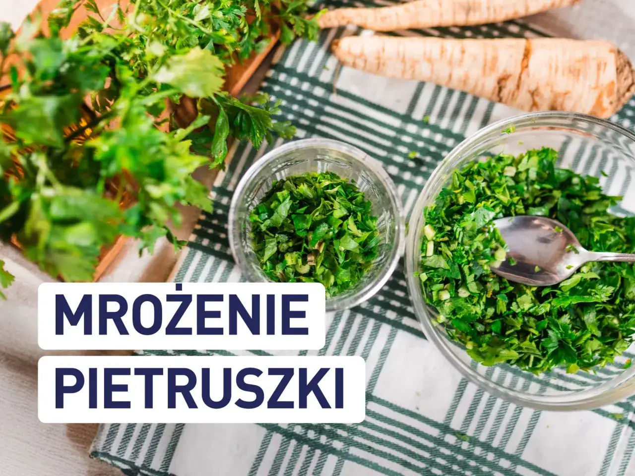 Jak mrozić pietruszkę: posiekana zielenina w miseczkach, gotowa do zamrożenia.