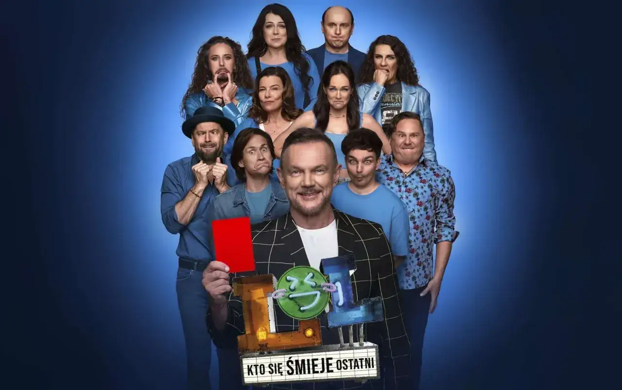 Grupa ludzi z zabawnymi minami, w centrum mężczyzna z czerwoną kartką i napisem 