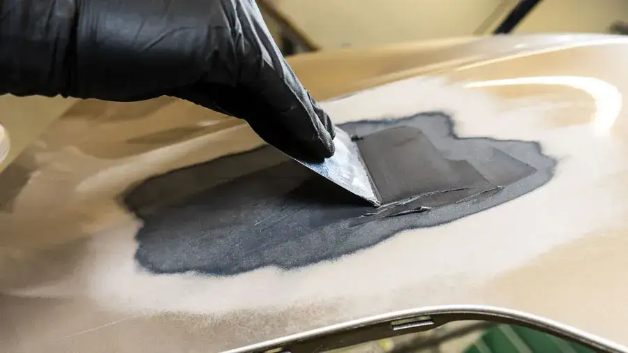 nakładanie szpachli samochodowej