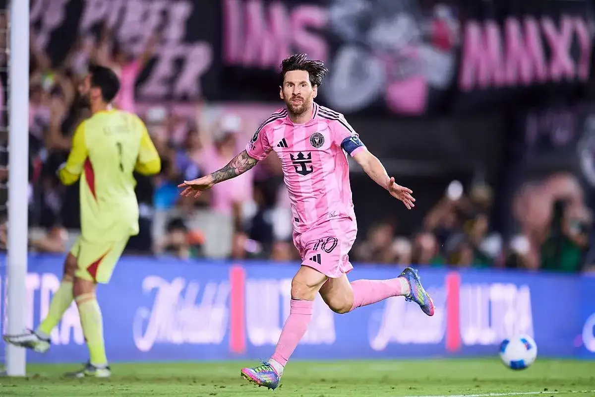 Messi w różowej koszulce Interu Miami biegnie po boisku. Zastanawiasz się, ile bramek ma Messi?